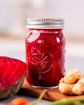 Am Bild ist ein Glas zu sehen, das mit dem Brennnessel-Zitronen Shot gefüllt ist! | © SONNENTOR